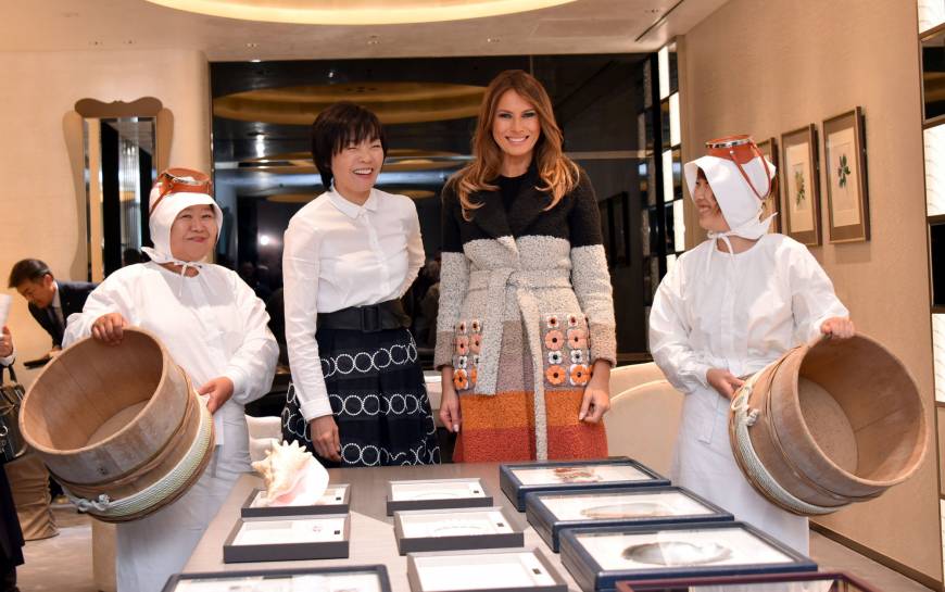 Bà Melania Trump và Bà Akie tại cửa hàng ngọc trai Nhật Bản