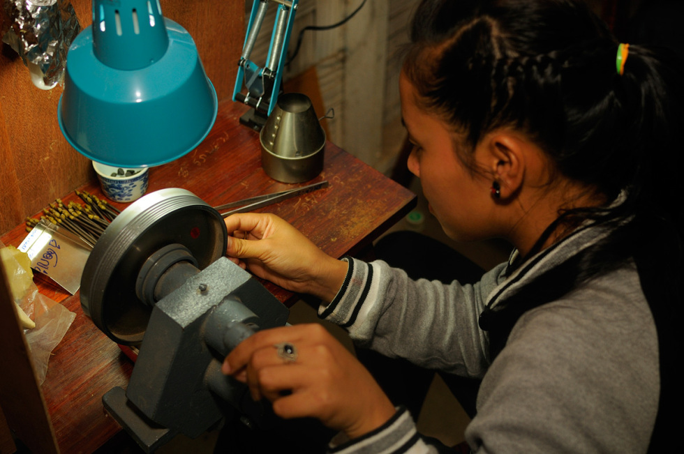 Figure 7: Sapphire being preformed at SinoRMC’s Huay Xai factory. Over 95% of our employees are drawn from the local community. Photo: Ryan Libre