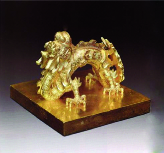 Quốc gia tín bảo và mặt ấn.
