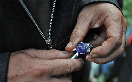 A large blue sapphire seen in Didy. Photo © Vincent Pardieu / GIA