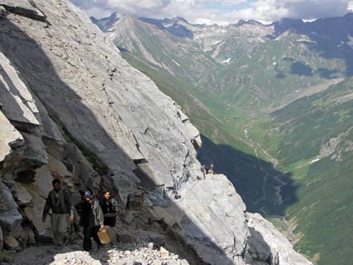 Một vách đá ngoạn mục tại một mỏ đá quý ở Pakistan. Ảnh: Vince Pardieu, ICA / fieldgemology.org