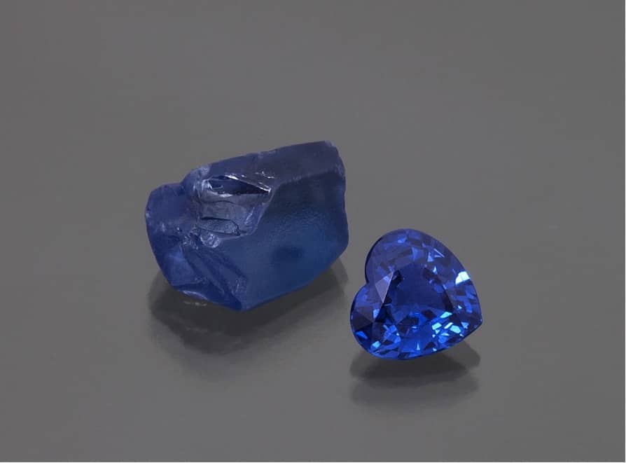 Rough (3.84 ct) & Cut (1.58 ct) heat-treated Blue Sapphire from Huay Xai, Laos. Photo: Wimon Manorotkul / Lotus Gemology