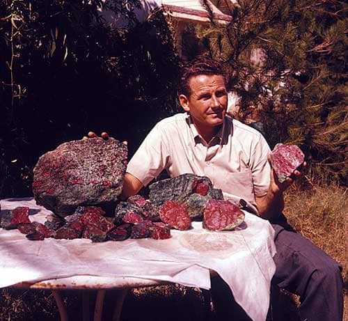 Tom Blevins với những tinh thể Ruby khổng lồ từ Longido, Tanzania.